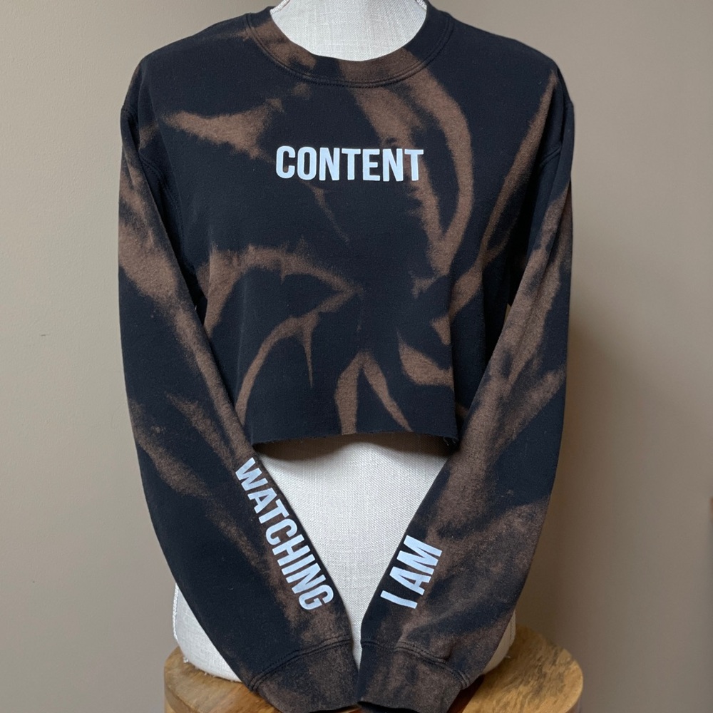 I AM CONTENT WATCHING - Cropped Crewneck